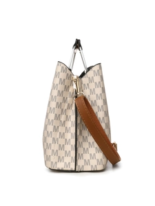 Détail du motif M sur le sac à main en cuir crème avec des finitions dorées