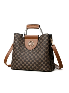 Détails du sac à main à motif avec logo M doré et finitions en cuir marron élégant