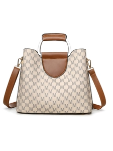Détail du sac à main beige avec imprimé à motif M et finitions en cuir marron chic
