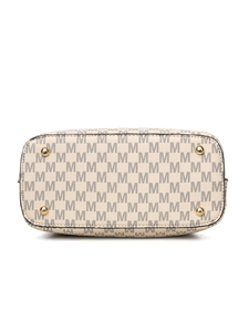 Détail du fond de sac beige avec monogramme et clous de protection en métal doré