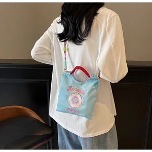 Petit sac bandoulière bleu clair brodé avec poignée rouge et sangle à perles colorées