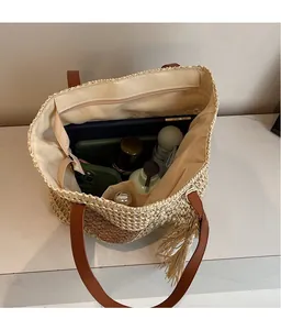 Geräumiges Innenleben der gewebten Stroh-Tote-Bag mit Fächern und großem Stauraum