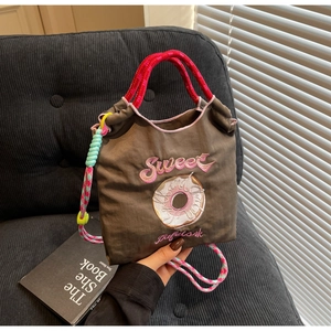 Détail du sac en nylon marron avec broderie Sweet rose et motif donut avec poignée en corde