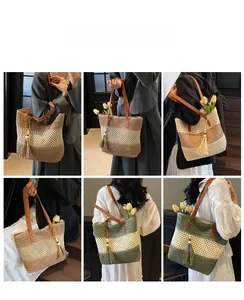Detail der gewebten Stroh-Tasche mit Holzperlen-Quasten und Schultergriffen aus Leder