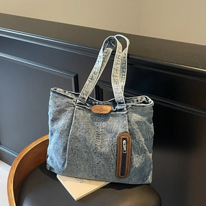 Sac fourre-tout vintage en denim bleu délavé avec écusson en cuir et fermeture