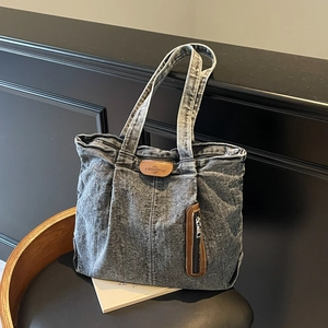 Grand sac cabas en jean délavé gris rétro avec détails en cuir et bandoulière