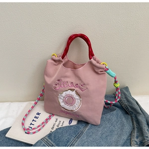 Détail du sac cabas rose en toile avec broderie Sweet donut et poignées en corde tressée