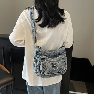 Sac à bandoulière vintage en denim bleu clair avec plusieurs poches et sangle large