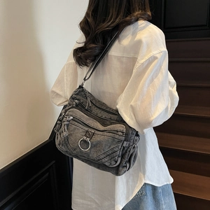 Sac à bandoulière rétro en denim noir avec plusieurs poches zippées et anneau en métal