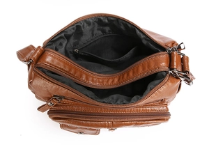 Vue détaillée de l'intérieur d'un sac bandoulière en cuir avec multiples compartiments