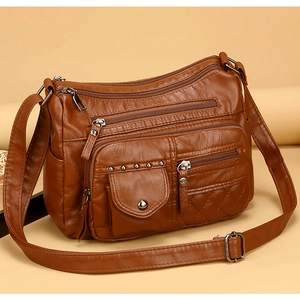 Détail du sac bandoulière marron avec design multi-poches et texture cuir matelassé