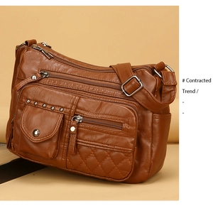 Détail d'un sac bandoulière marron en similicuir avec plusieurs poches et texture matelassée