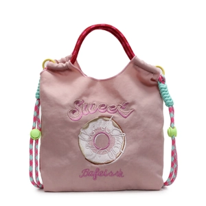 Sac à main rose en toile avec broderie donut Sweet et anses tressées rouges sur blanc