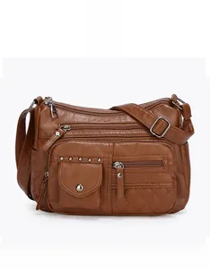 Vue détaillée du sac bandoulière marron avec fermetures éclair et surpiqûres en losanges