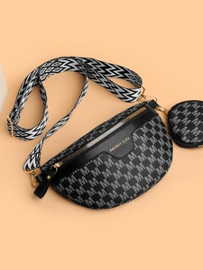 Détail du sac à bandoulière noir avec tissu jacquard, boucles dorées et petit porte-monnaie