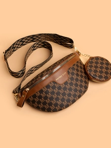 Détail du sac de poitrine monogramme marron avec pochette ronde et bandoulière tissée