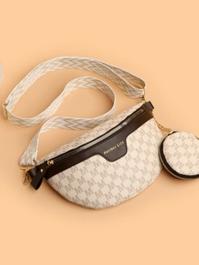 Détail du sac bandoulière demi-lune avec motif M et pochette ronde amovible