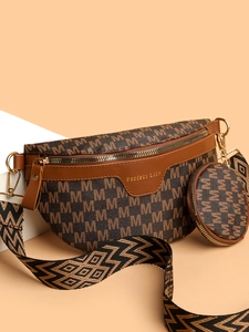 Vue détaillée du sac banane marron à monogramme avec petit porte-monnaie et bandoulière tissée