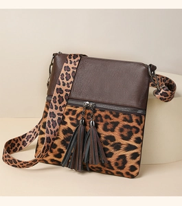 Vue détaillée du sac bandoulière léopard avec de longues franges bicolores