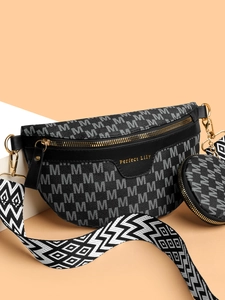 Détail du sac de poitrine monogramme avec bandoulière large et petit porte-monnaie