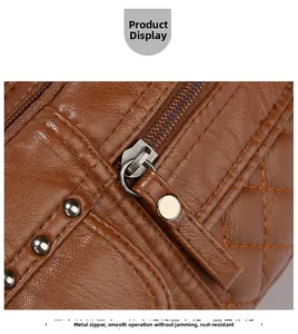 Détail de la texture cuir marron avec fermeture éclair bronze et rivets décoratifs