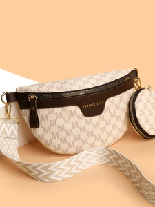 Détail du sac banane beige avec petit porte-monnaie rond amovible et motif imprimé en M
