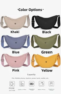 Dettaglio delle borse a mezzaluna in nylon in sei colori con tracolle regolabili