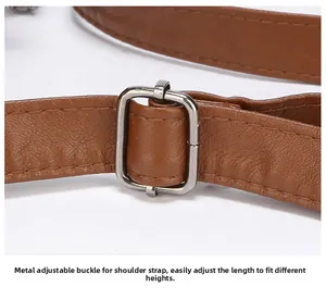 Détail de la bandoulière réglable sur sac en cuir marron avec boucle en métal argenté