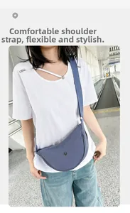 Dettaglio della tracolla in tessuto regolabile della borsa a mezzaluna in nylon blu