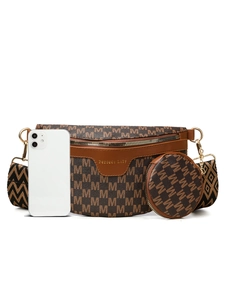 Détail du sac de poitrine marron avec imprimé M, bandoulière large et petit porte-monnaie