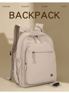 Detailansicht des leichten beigen Outdoor-Rucksacks mit funktionalen Fächern und Seitentasche
