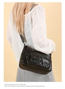 Détail du sac bandoulière noir avec design multi-poches et motif matelassé en losange
