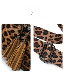 Détail du sac léopard avec fermeture éclair à franges et boucle de sangle réglable