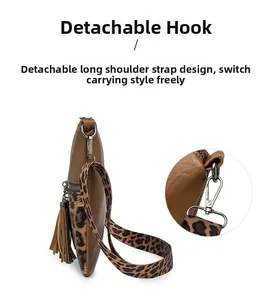 Détail du sac bandoulière léopard avec crochet argenté amovible et bandoulière large