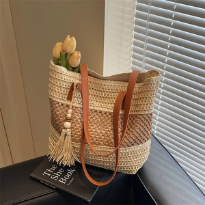 Strohtasche in Streifenoptik mit Ledergriffen für sommerliche Strandurlaube und Reisen