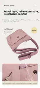 Gros plan détaillé du sac en nylon rose montrant le tissu imperméable et anti-rayures