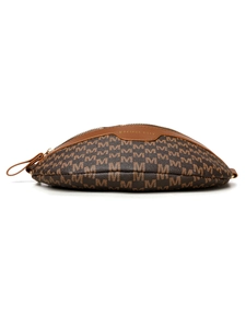 Détail de sac ceinture demi-lune avec jacquard à motif M et garniture en cuir marron