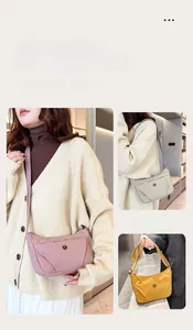 Détail de sacs bandoulière en nylon rose, beige et jaune avec bandoulières réglables