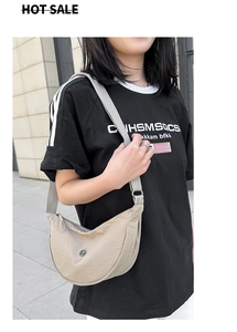 Dettaglio della borsa a tracolla a mezzaluna in nylon beige con cinturino regolabile