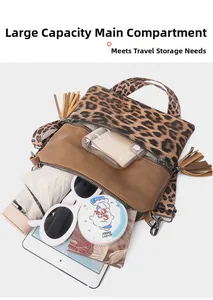 Détail du sac bandoulière léopard montrant le grand compartiment intérieur spacieux
