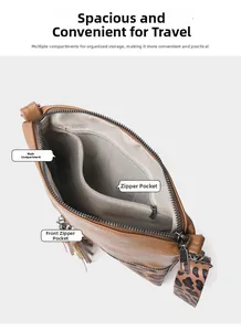 Vue détaillée de l'intérieur du sac à bandoulière marron avec poches zippées et doublure