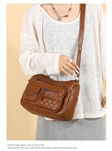 Détail d'un sac bandoulière en cuir marron souple avec poches multiples et sangle