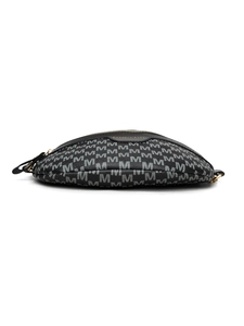 Détail du sac banane noir avec jacquard à lettres M blanches et logo doré Perfect Lily
