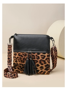 Détail du sac bandoulière léopard avec texture grainée noire et doubles glands déco