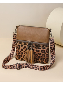 Détail du sac à bandoulière léopard avec glands et sangle large réglable