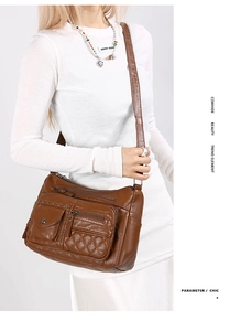 Détail du sac bandoulière en cuir marron avec poches zippées et texture matelassée