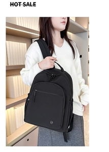 Seitenansicht des leichten schwarzen Nylon-Rucksacks mit Reißverschlüssen am Modell