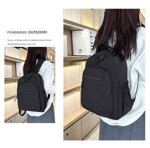Detail eines schwarzen wasserdichten Outdoor-Rucksacks mit Reißverschlüssen und Seitentaschen