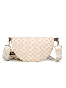 Détail du sac selle blanc cassé avec motif M et bandoulière géométrique ajustable