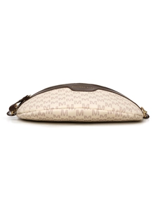 Détail du sac de poitrine en toile en forme de croissant avec motif monogramme M doré